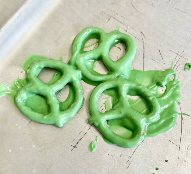 shamrock pretzel pop st Patricks day snack