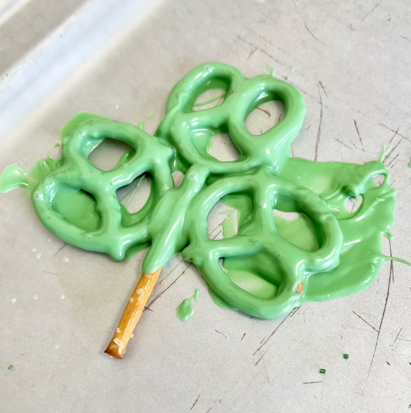 st Patricks day snack shamrock pretzel pops