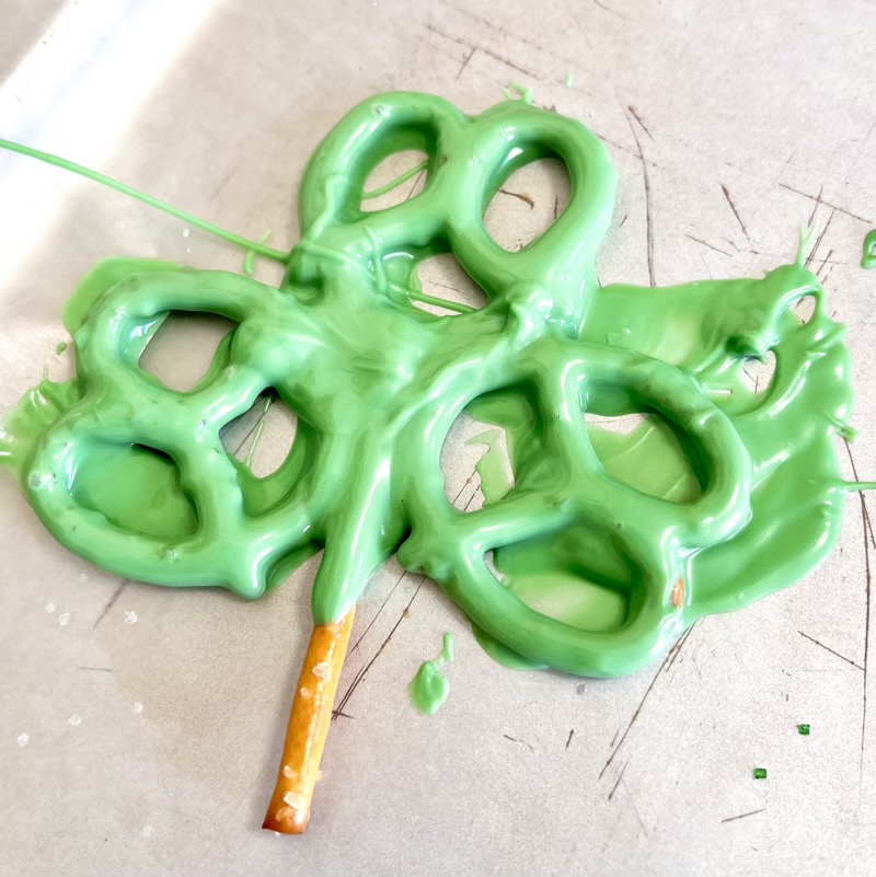 st Patricks day snack shamrock pretzel pop